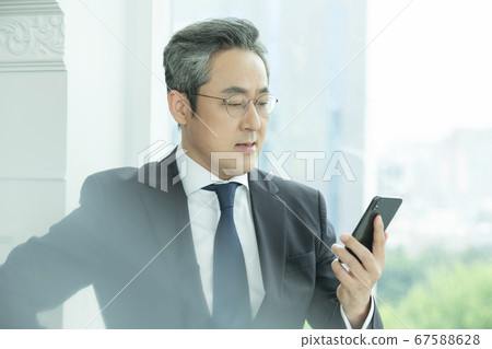 商務西裝男人 67588628