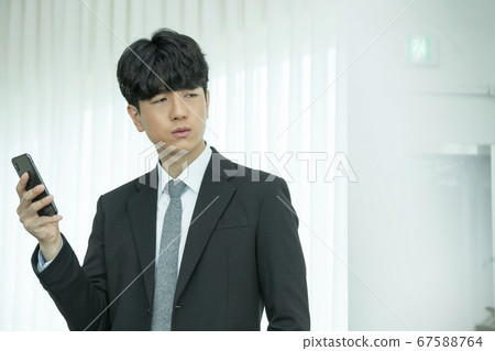 商務西裝男人 67588764