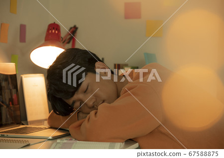 Lifestyle,study,male 67588875