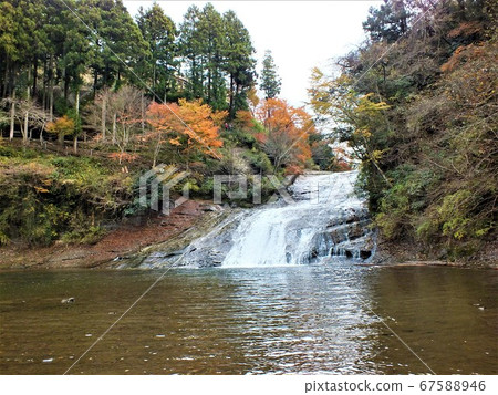 Scenery of red Kannon bridge following autumn leaves and birth Kannon in Yoro Valley, Chiba Prefecture Scenery of red Kannon bridge following autumn leaves and birth Kannon in Yoro Valley, Chiba Prefecture 67588946