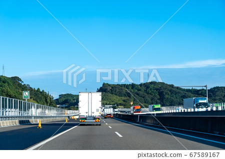 A truck running on the Shin-Tomei Expressway in Shizuoka Prefecture 67589167