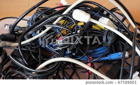 Organize entangled cables 67589801