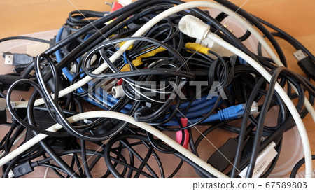 Organize entangled cables 67589803