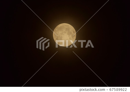 Full moon of soft light floating in the night sky-1_1 Strawberry Moon (0:28 on June 6, 2020) Brighter Full moon of soft light floating in the night sky-1_1 Strawberry Moon (0:28 on June 6, 2020) Brighter 67589922