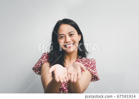 Woman in chinese style open the palm of the hand Woman in chinese style open the palm of the hand 67591914