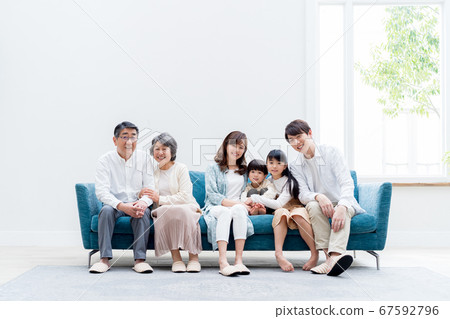 三代家庭，客廳，家庭，沙發 67592796