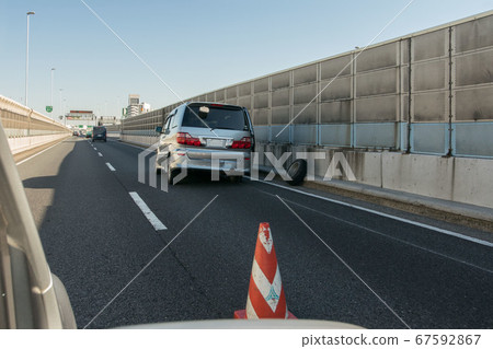 公路上的事故車輛 67592867