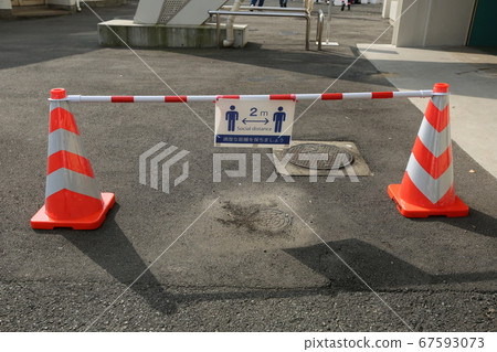 Social distancing: 2m notice 67593073