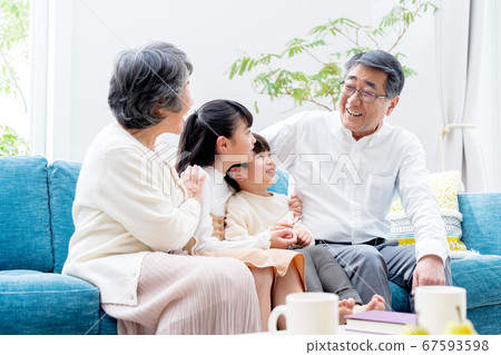 高級夫婦和孫子 67593598