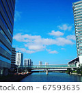 當您離開橫濱站東出口並過橋時，您會看到建築物之間的藍天。 67593635