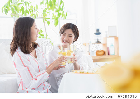 Women's association toasting with lemon sour Women's association toasting with lemon sour 67594089