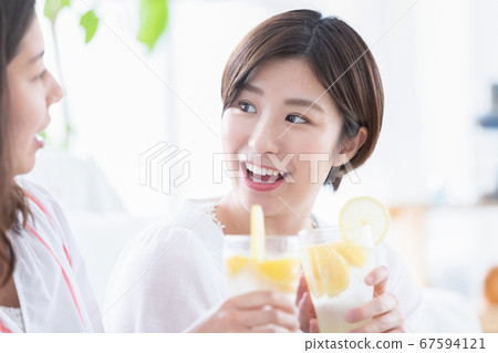 Women's association toasting with lemon sour 67594121