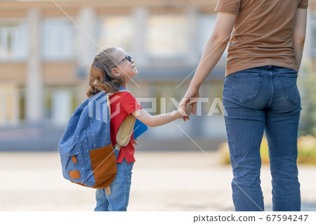 Parent and pupil go to school Parent and pupil go to school 67594247