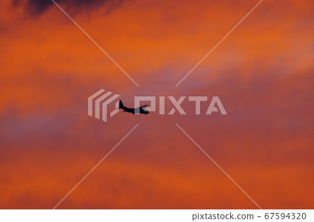 C-130大力神在黃昏中飛翔 C-130大力神在黃昏中飛翔 67594320