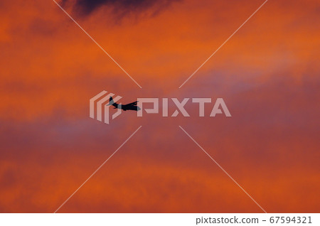 C-130大力神在黃昏中飛翔 67594321