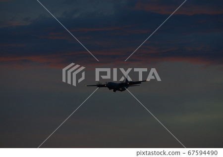 C-130大力神在黃昏中飛翔 67594490