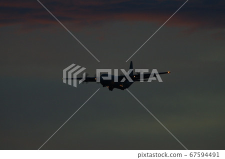 C-130大力神在黃昏中飛翔 67594491