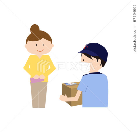拿著紙板箱的男性送貨員戴著面具把行李交給婦女 67594663