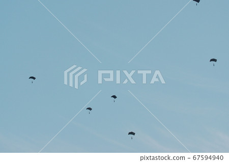 美軍降落傘部隊在晚上進行下降訓練 美軍降落傘部隊在晚上進行下降訓練 67594940