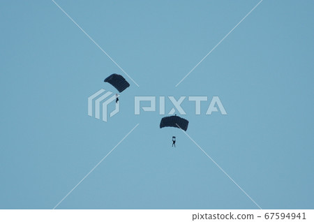 美軍降落傘部隊在晚上進行下降訓練 美軍降落傘部隊在晚上進行下降訓練 67594941