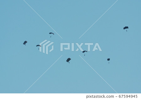U.S. Army parachute unit performing descent training in the evening U.S. Army parachute unit performing descent training in the evening 67594945