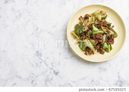 Stir-fried cabbage with miso 67595025