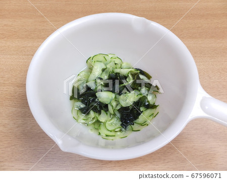 Fresh cucumber and seaweed vinegar 67596071