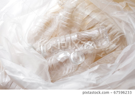 收集塑料瓶 收集塑料瓶 67596233