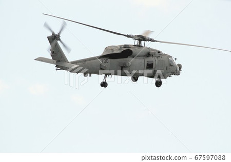 美國海軍航母MH-60R海鷹巡邏直升機在空中飛行時也活躍於救援行動中 美國海軍航母MH-60R海鷹巡邏直升機在空中飛行時也活躍於救援行動中 67597088