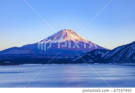 日落，山本本山山梨縣的富士山 67597495