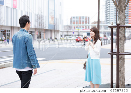 Couple waiting 67597833