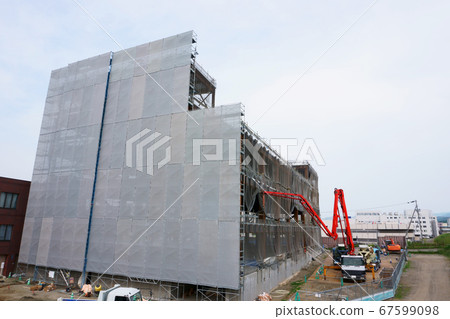 Concrete pouring on concrete pump truck at construction site 67599098