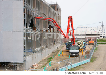 Concrete pouring on concrete pump truck at construction site 67599101