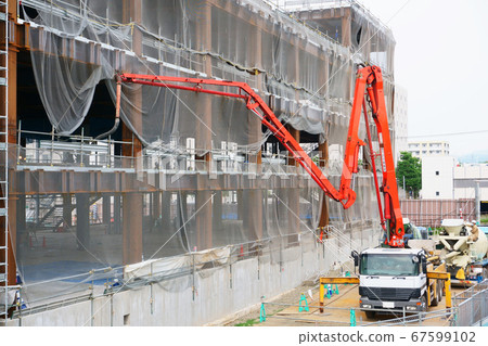 施工現場混凝土泵車上的混凝土澆築 施工現場混凝土泵車上的混凝土澆築 67599102