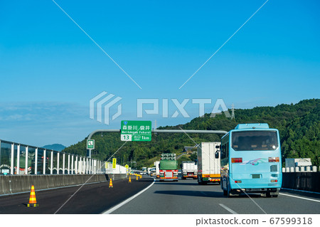 Shizuoka Prefecture Sightseeing bus and truck running on the Shin-Tomei Expressway Soon to exit Morikakegawa Interchange Shizuoka Prefecture Sightseeing bus and truck running on the Shin-Tomei Expressway Soon to exit Morikakegawa Interchange 67599318