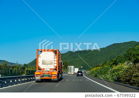 在新東名高速公路上行駛的靜岡縣油罐車 67599322