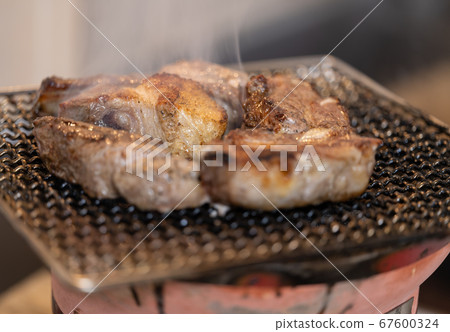 木炭烤_豬肉排骨（帶骨的玫瑰） 67600324