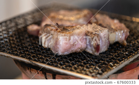 木炭烤_豬肉排骨（帶骨的玫瑰） 67600333