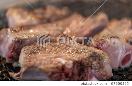 木炭烤_豬肉排骨(帶骨的玫瑰) 木炭烤_豬肉排骨(帶骨的玫瑰) 67600335