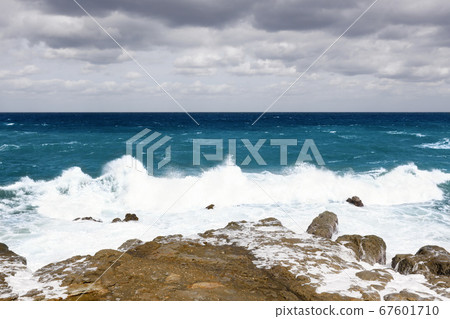 岩見銀山運輸港3-日本海的風景從港口盡頭湧入串島的海岸線 67601710