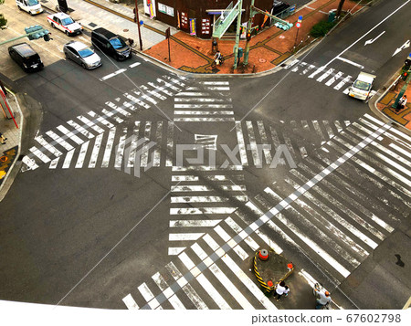 Overhead view of a scrambled intersection 67602798