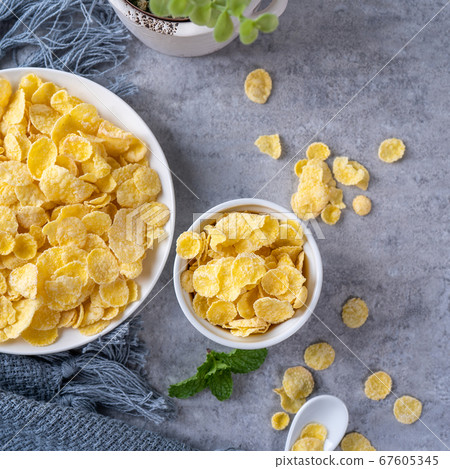 Corn flakes dessert breakfast spoon top view corn flakes with milk コーンフレーク 牛乳 67605345