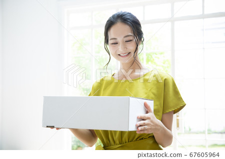 微笑與紙板箱的女人 微笑與紙板箱的女人 67605964