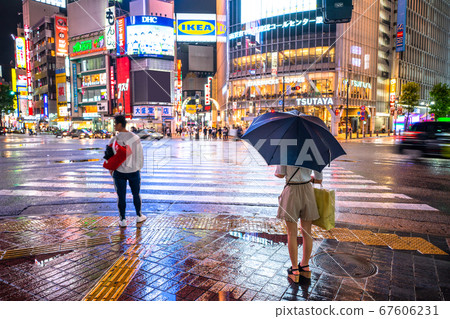 《東京》多雨的東京澀谷加油站 《東京》多雨的東京澀谷加油站 67606231