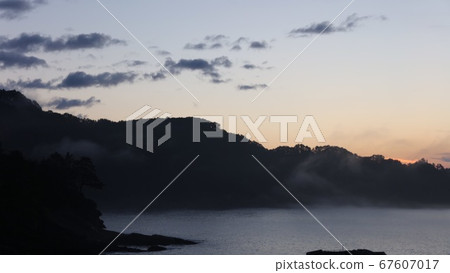 早晨的陽光和雲彩 67607017