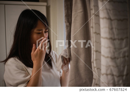 一個女人患有生幹的氣味 67607824