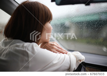 A woman who looks sad and rains A woman who looks sad and rains 67607833
