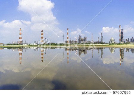 四日市綜合大樓：從磯津海岸看到的鹽濱地區工廠景觀的倒影 67607995