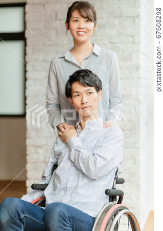男人和女人夫婦坐在輪椅上 男人和女人夫婦坐在輪椅上 67608298
