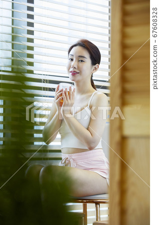 下午茶時間,茶療法,足浴,康復,年輕女子 下午茶時間,茶療法,足浴,康復,年輕女子 67608328